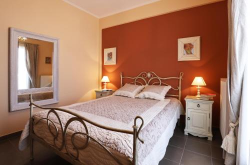 1 dormitorio con cama y espejo en Condo in Aegina, en Aegina Town