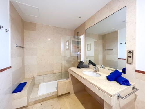 La salle de bains est pourvue d'un lavabo, d'une baignoire et d'un miroir. dans l'établissement Las Velas, à Corralejo