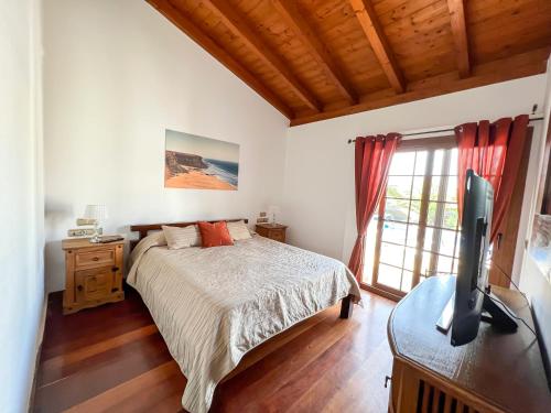 - une chambre avec un lit et une télévision à écran plat dans l'établissement Las Velas, à Corralejo