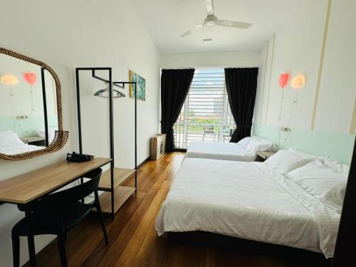 una camera con 2 letti, una scrivania e uno specchio di Paragon Residence 8-12pax-Big Balcony with BBQ a Johor Bahru