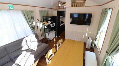 - un salon avec une table et un canapé dans l'établissement Oak Village, à Hakuba