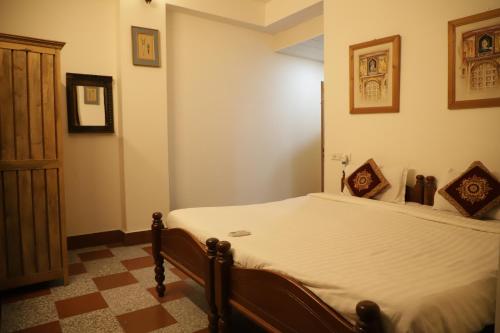 a bedroom with a bed in a room at Teerth Palace Pushkar in Pushkar