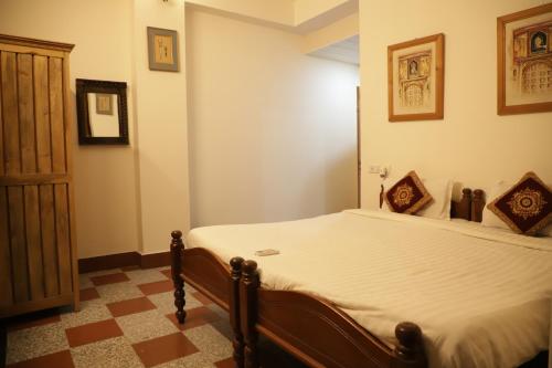 a bedroom with a bed in a room at Teerth Palace Pushkar in Pushkar