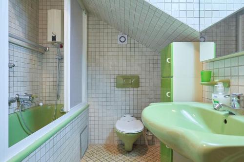 łazienka z umywalką, toaletą i wanną w obiekcie DUBROVNIK HAUS suites w Dubrowniku