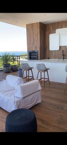a living room with a bed and a kitchen at Studio 1quarto Vista Mar Barra Business & Travel in Salvador