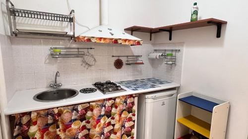 パレルモにあるCasa Il Papiro TRS-IT-SIC-20280の小さなキッチン(シンク、コンロ付)