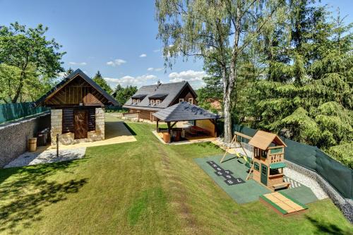 una vista aérea de una cabaña de madera con patio en Roubenka pod Troskami en Ktová