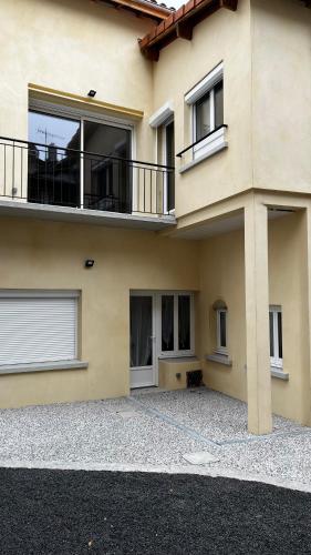 Großes Haus mit Balkon und Veranda in der Unterkunft Appartement St Amant Tallende in Saint-Amant-Tallende