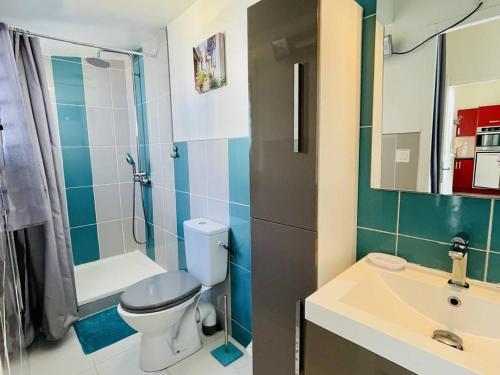 une salle de bain avec toilettes, douche et lavabo dans l'établissement Élégante maisonnette à 230m de la plage avec terrasse, clim, WiFi - idéale 5 pers., Arcachon - FR-1-433-100, à Arcachon