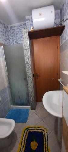 y baño con ducha, aseo y lavamanos. en Casa Orosei Mannu, en Orosei