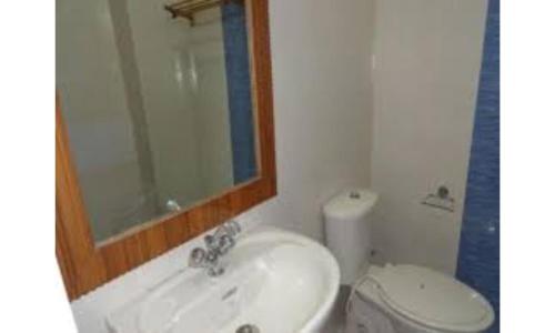 bagno con lavandino, servizi igienici e specchio di Kalp Palace, Devgram a Chamoli