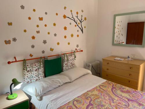 パレルモにあるCasa Il Papiro TRS-IT-SIC-20280のベッドルーム1室(壁に葉が付いたベッド1台付)