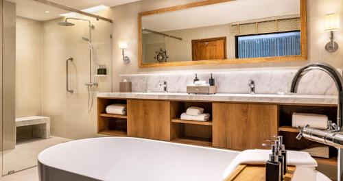 y baño con bañera, lavamanos y ducha. en Ocean Marina Resort Pattaya Jomtien en Na Jomtien