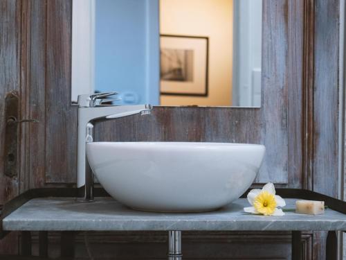 a bathroom with a bowl sink and a mirror at Abbazia Sette Frati Agriturismo Fratres in Pietrafitta