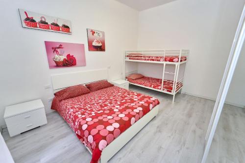 1 dormitorio con 1 cama y 2 literas en Affittimoderni Bergamo Sweet BGSU01 en Bergamo