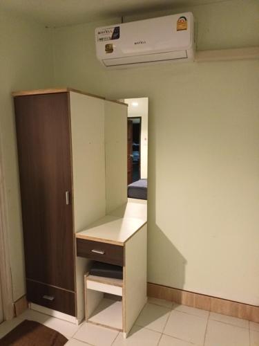 a room with a desk and a cupboard at ชายเขาโฮมสเตย์ in Kanchanaburi