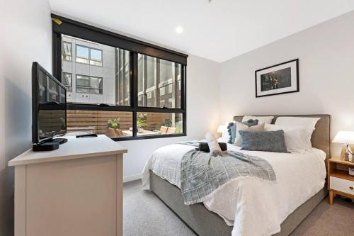 - une chambre avec un lit et une grande fenêtre dans l'établissement Love Peace and Style, à Melbourne