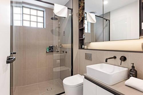 La salle de bains est pourvue d'un lavabo, de toilettes et d'un miroir. dans l'établissement Love Peace and Style, à Melbourne