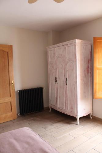 a pink cabinet in the corner of a room at Lua Bierzo in Molinaseca