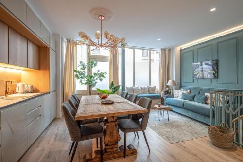 cocina y sala de estar con mesa y sillas en My Cottage in Paris en París