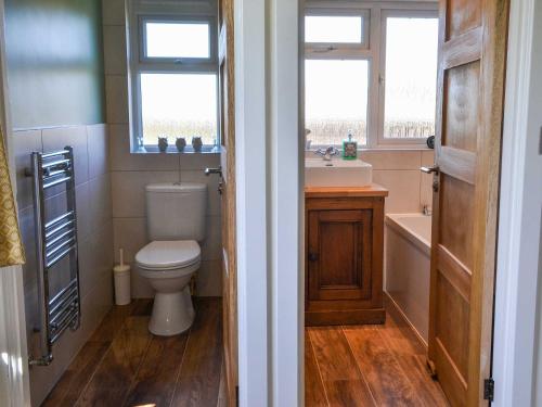 ein Badezimmer mit einem WC, einem Waschbecken und einer Badewanne in der Unterkunft Low Chibburn Farm Cottage in Hadston