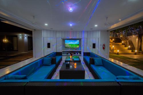 TV a/nebo společenská místnost v ubytování Bluemango Pool Villa & Resort Koh Samui