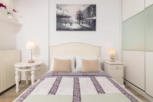 - une chambre blanche avec un lit et un bureau dans l'établissement F & B Collection - Flat for 4, à Thessalonique
