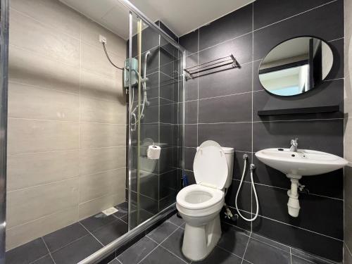 La salle de bains est pourvue de toilettes, d'un lavabo et d'un miroir. dans l'établissement Nature Green View [10 PAX] @ Kinta Riverfront, à Ipoh
