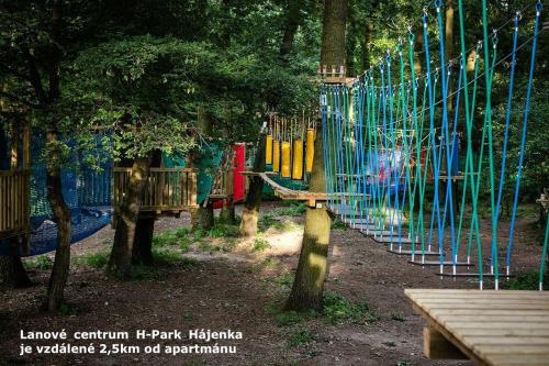 een park met een speeltuin met een blauw hek bij Ubytování U Mikeša in Břeclav