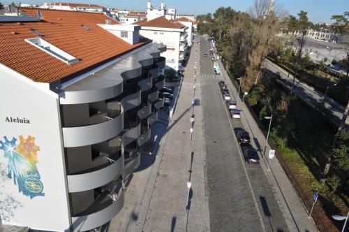 a building with balconies on the side of a street at Hotel Aleluia in Fátima