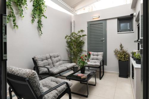 2 bd downtown home with private parking 400 meters walk to the beach