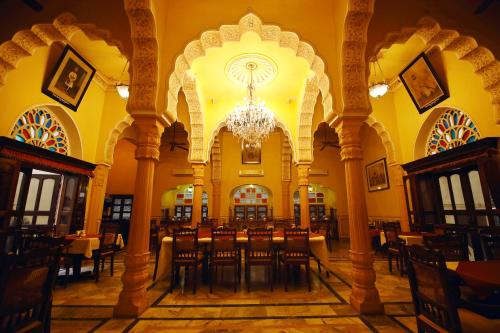 En restaurang eller annat matställe på Hotel Narain Niwas Palace