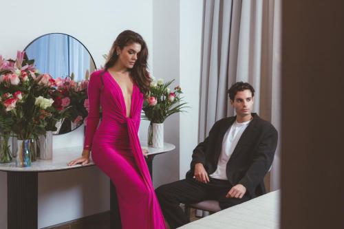 Una donna con un vestito rosa in piedi accanto a un uomo di Unlock J One Downtown Dubai a Dubai