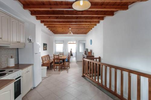 una cocina con una escalera que conduce a un comedor en "Triacanthos" 2 bedroom house, en Moutsoúna