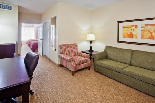 Χώρος καθιστικού στο Country Inn & Suites by Radisson, Albany, GA