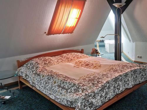 Apartment in Villa Rochlitz في Rochlitz: غرفة نوم بسرير في غرفة بها مصباح