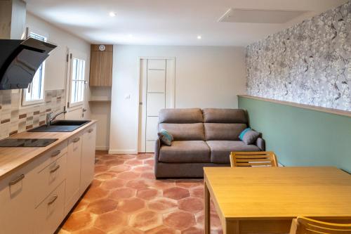 un salon avec un canapé et une table dans l'établissement Gîte au bord du Cher 