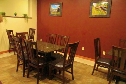 comedor con mesa y sillas en Crystal Springs Inn and Suites, en Towanda