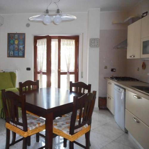 een keuken met een tafel en stoelen in een kamer bij casa vacanze "Cala San Francesco" in Bisceglie