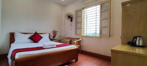 ein kleines Schlafzimmer mit einem Bett und einem Fenster in der Unterkunft Thanh Hương 99 Hotel - Nội Bài in Hanoi