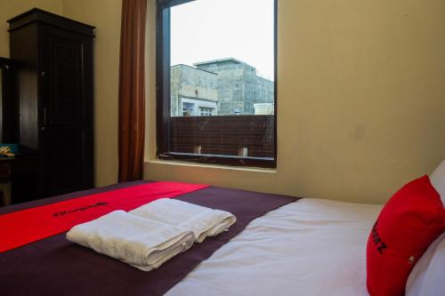 Ένα ή περισσότερα κρεβάτια σε δωμάτιο στο RedDoorz at Hotel Rich Parepare near Pantai Mattirotasi