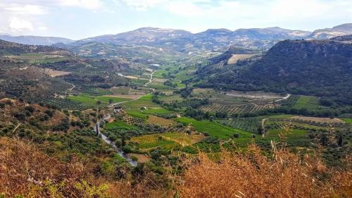 a view of a valley with mountains in the background at Casa Benavista in Kerásia
