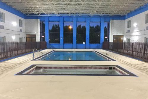 a large swimming pool in a building at Quality Inn & Suites in Paragould