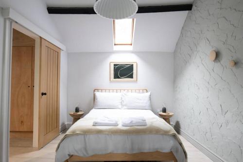 The Bothy - A secluded and romantic rural retreat tesisinde bir odada yatak veya yataklar