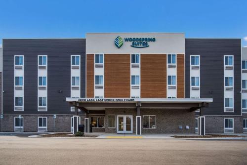 un montage de l'avant d'un bâtiment dans l'établissement WoodSpring Suites Grand Rapids Kentwood, à Grand Rapids