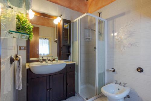 GuesHost - Bright apartment in Nesso with Lake view! photo 3