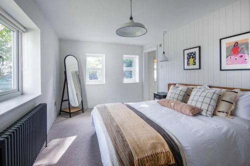 Ліжко або ліжка в номері Luxurious Manor House with Sea Views - Sleeps 10