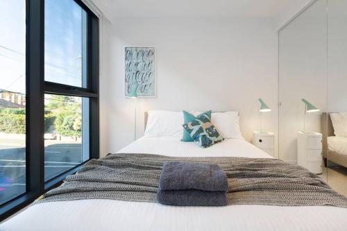 Voodi või voodid majutusasutuse Nice 2-bed rental unit with free parking toas