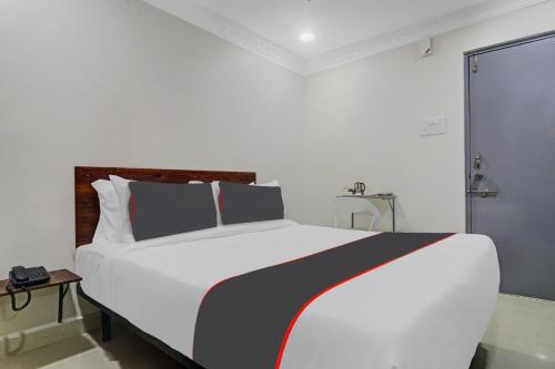 een witte slaapkamer met een groot wit bed. bij Super Collection O Hotel Sahasra NearKondapur in Hyderabad