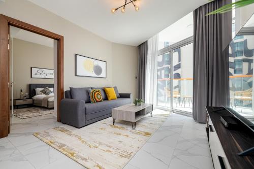 Unlock Waters Edge في دبي: غرفة معيشة مع أريكة ونافذة كبيرة